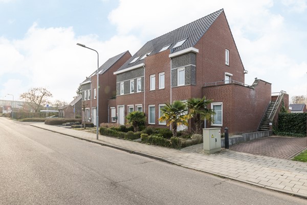 Foto - Te koop: Op goede en in geliefde woonwijk in Voerendaal gelegen halfvrijstaande bovenwoning (type B3 maisonnette), met o.a. dakterras, separate berging op de begane grond en eigen parkeerplaats. 